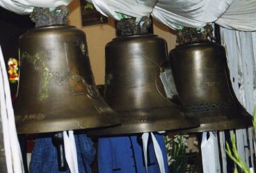 Bndiction des cloches de Sainte-Jeanne-de-Chantal  Paris, en 2004 (clich A.-M. Sutter)