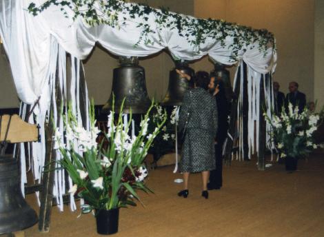 Bndiction des cloches de Sainte-Jeanne-de-Chantal  Paris, en 2004 (clich A.-M. Sutter)